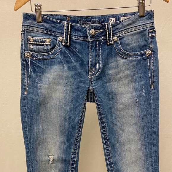 Miss Me 27 (3/4) Capri Jeans Low Rise Fleur De Lis Embroidered Embellished - Picture 4 of 13